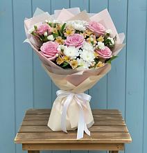 Букет цветов из:  Гвоздики, Орхидеи и Розы в Юце