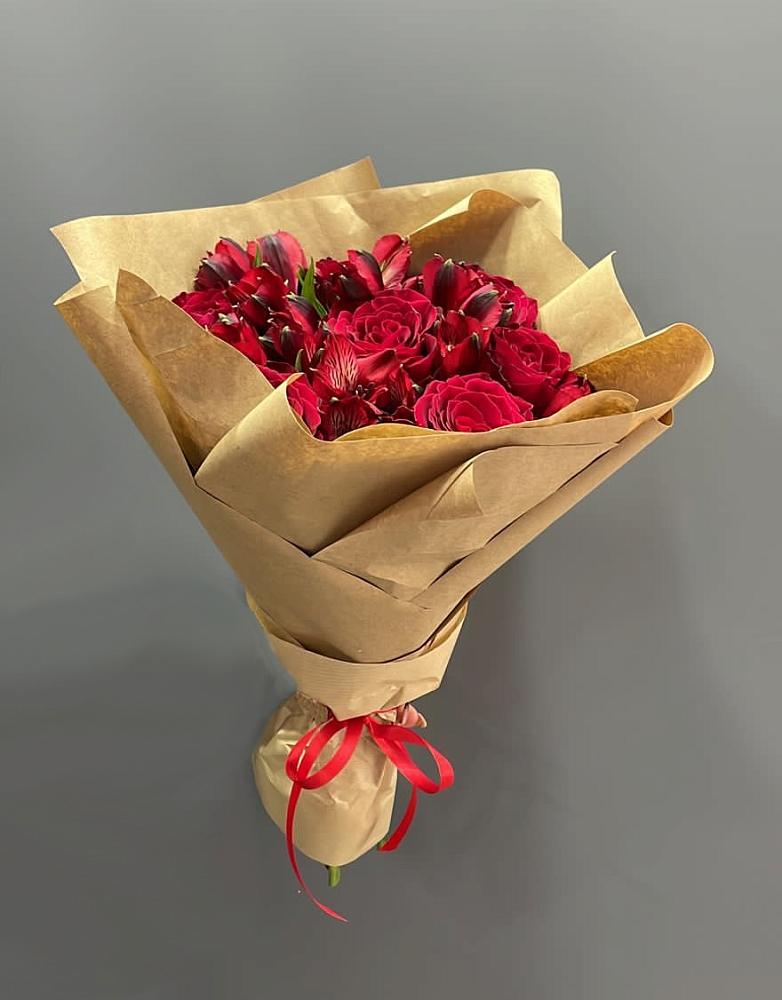 Букет цветов из: Альстромерии и Розы в Юце