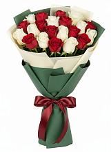 Букет Микс из красных и белых роз в Юце