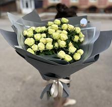 Букет Белые кустовые розы Солинеро в Юце