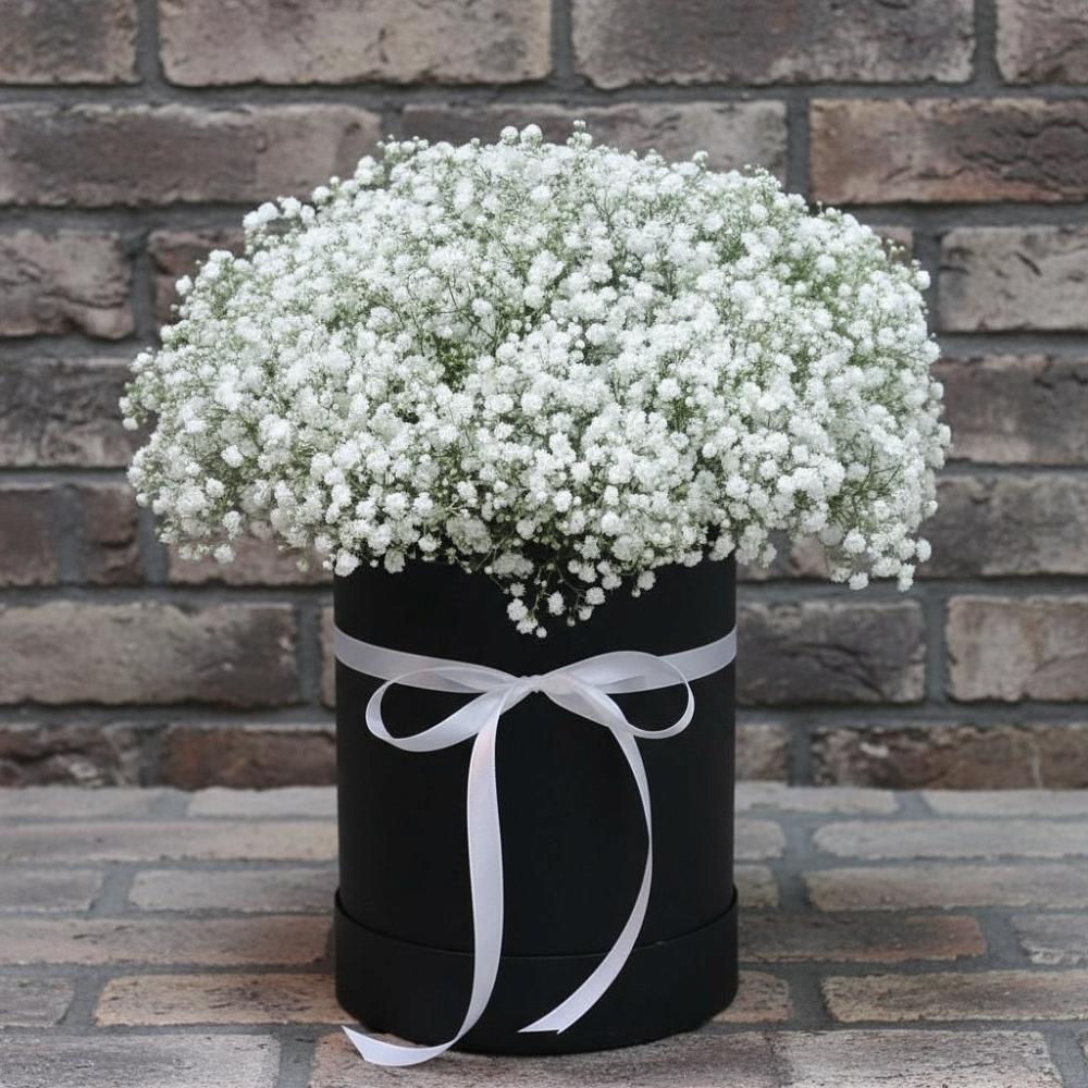 Цветочная композиция из Гипсофила в шляпной коробке в Юце