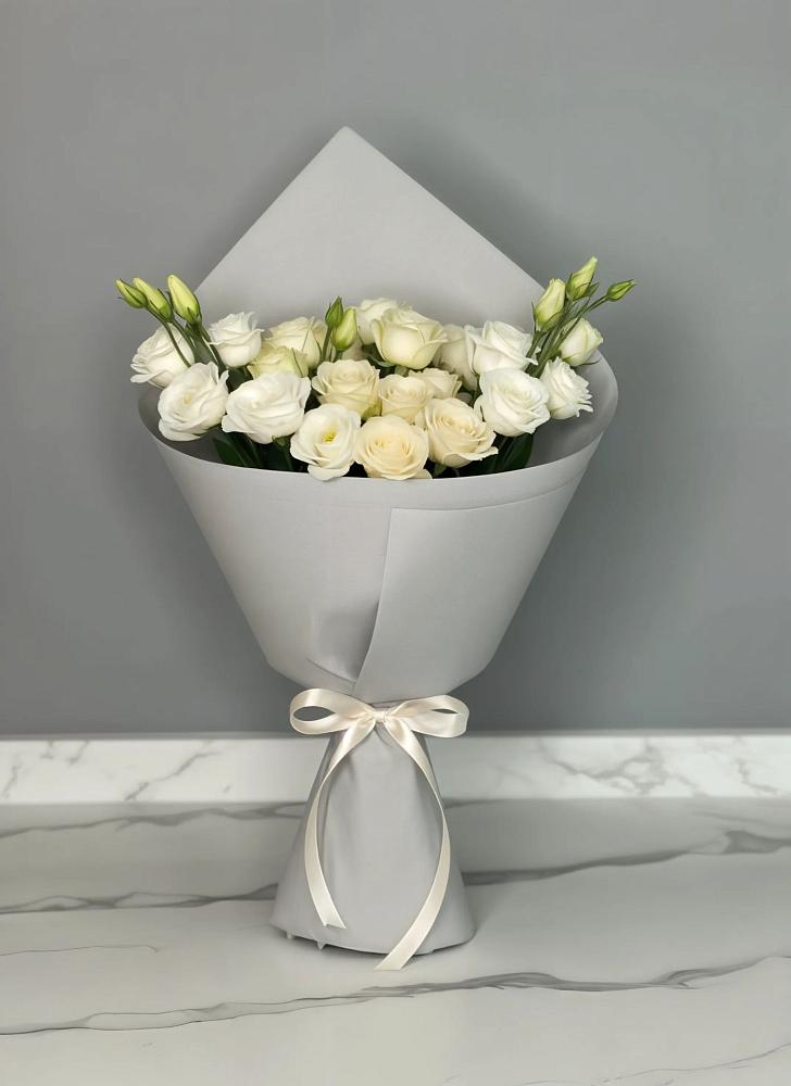 Букет цветов из: Розы и Лизиантусы в Юце