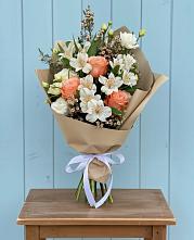 Букет цветов из:  Альстромерии, Лизиантусы, Розы и Хризантемы в Юце