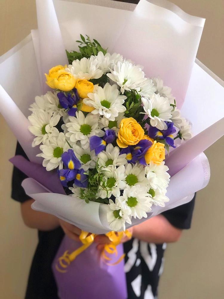 Букет цветов из: Ирисы, Хризантемы и Розы в Юце