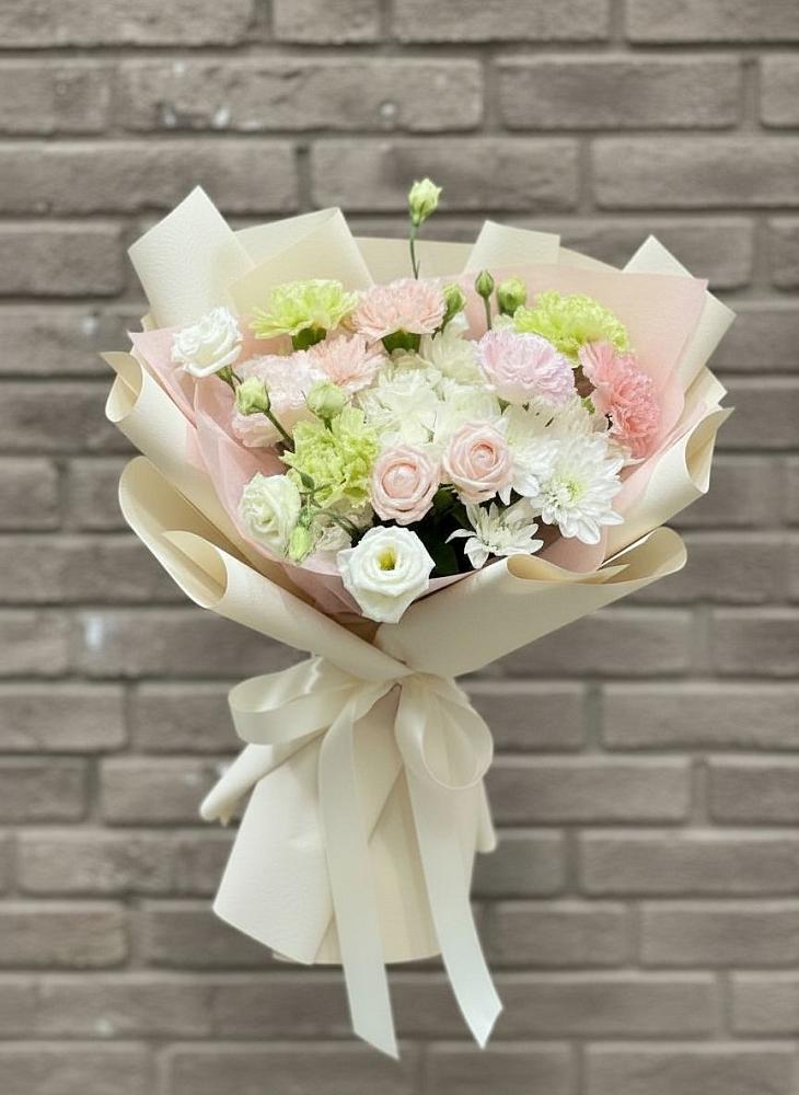 Букет цветов из: Гвоздики, Розы, Лизиантусы и Хризантемы в Юце