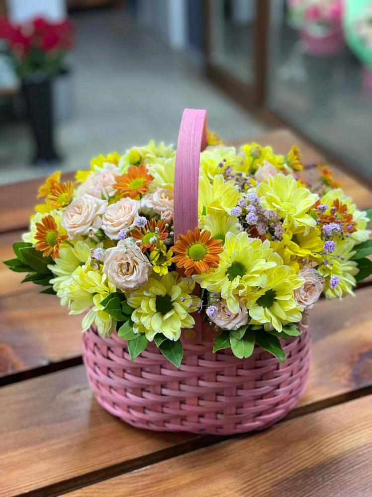 Цветочная композиция из Хризантемы и Розы в корзине в Юце