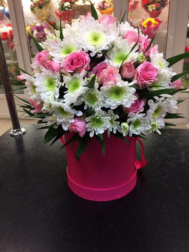 Цветочная композиция из Розы и Хризантемы в шляпной коробке в Юце