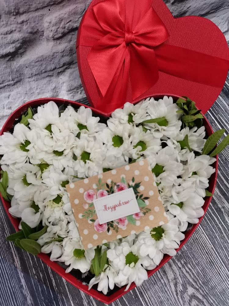 Цветочная композиция из Хризантемы в виде сердца в Юце