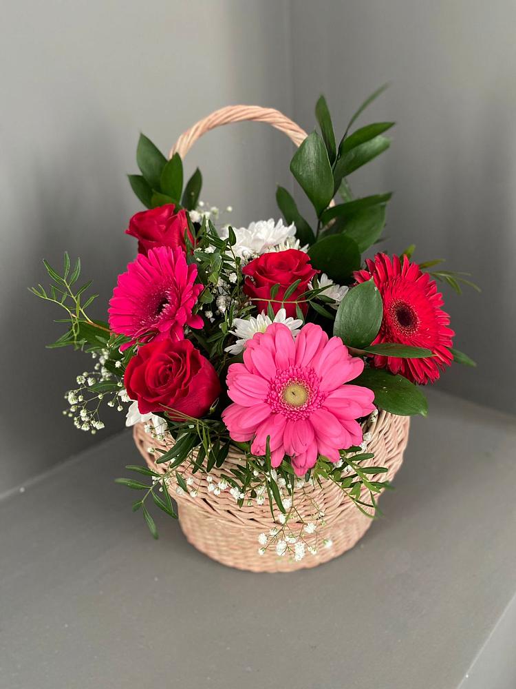 Цветочная композиция из Розы, Хризантемы и Герберы в корзине в Юце