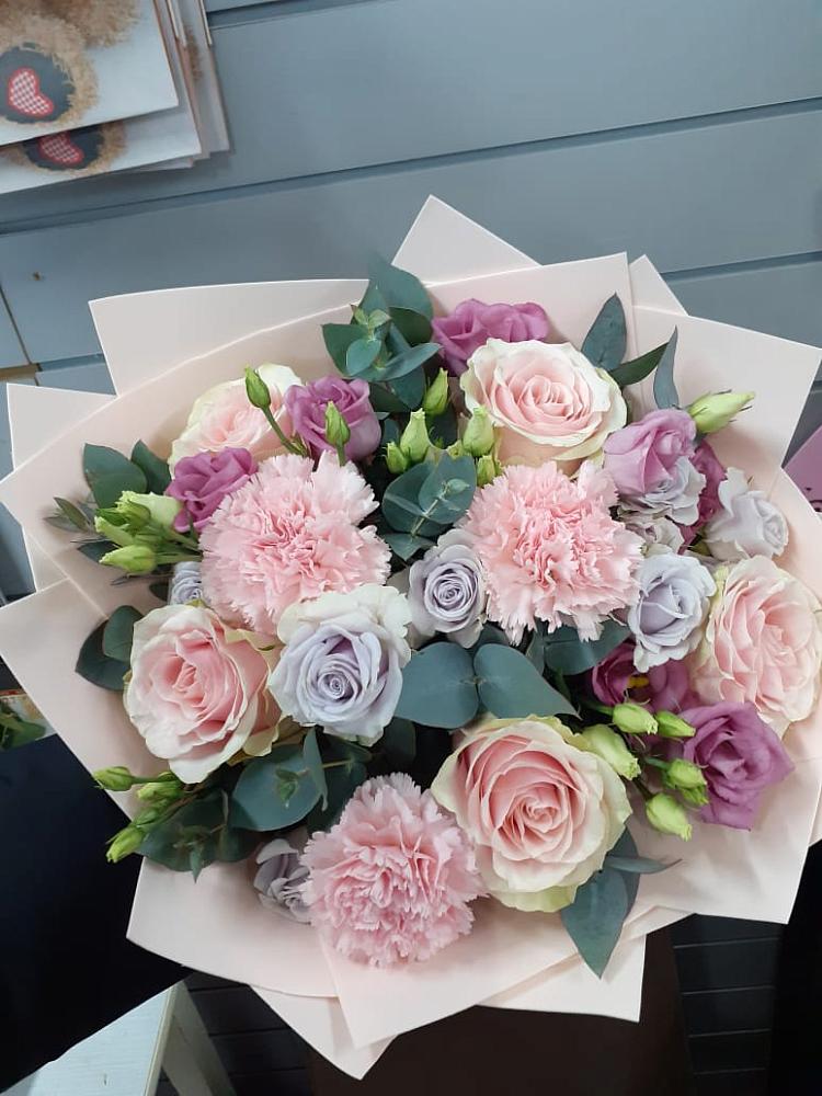 Букет цветов из: Розы, Гвоздики и Лизиантусы в Юце