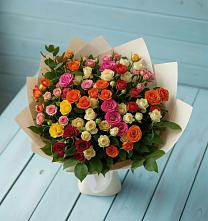 Букет Микс из разноцветных кустовых роз в Юце