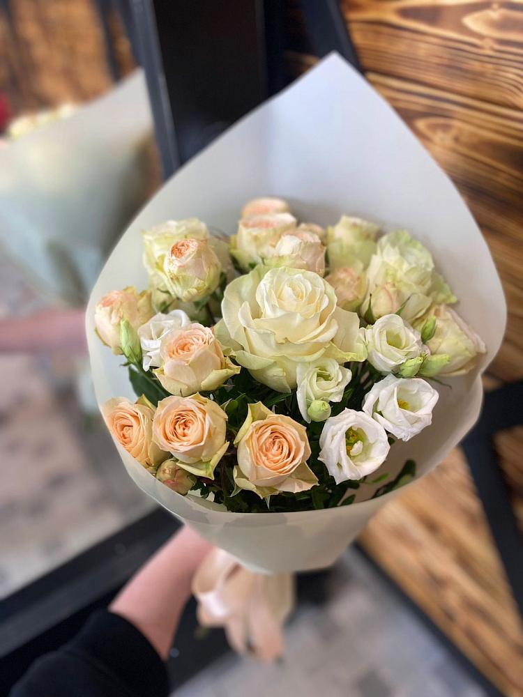 Букет цветов из: Розы и Лизиантусы в Юце